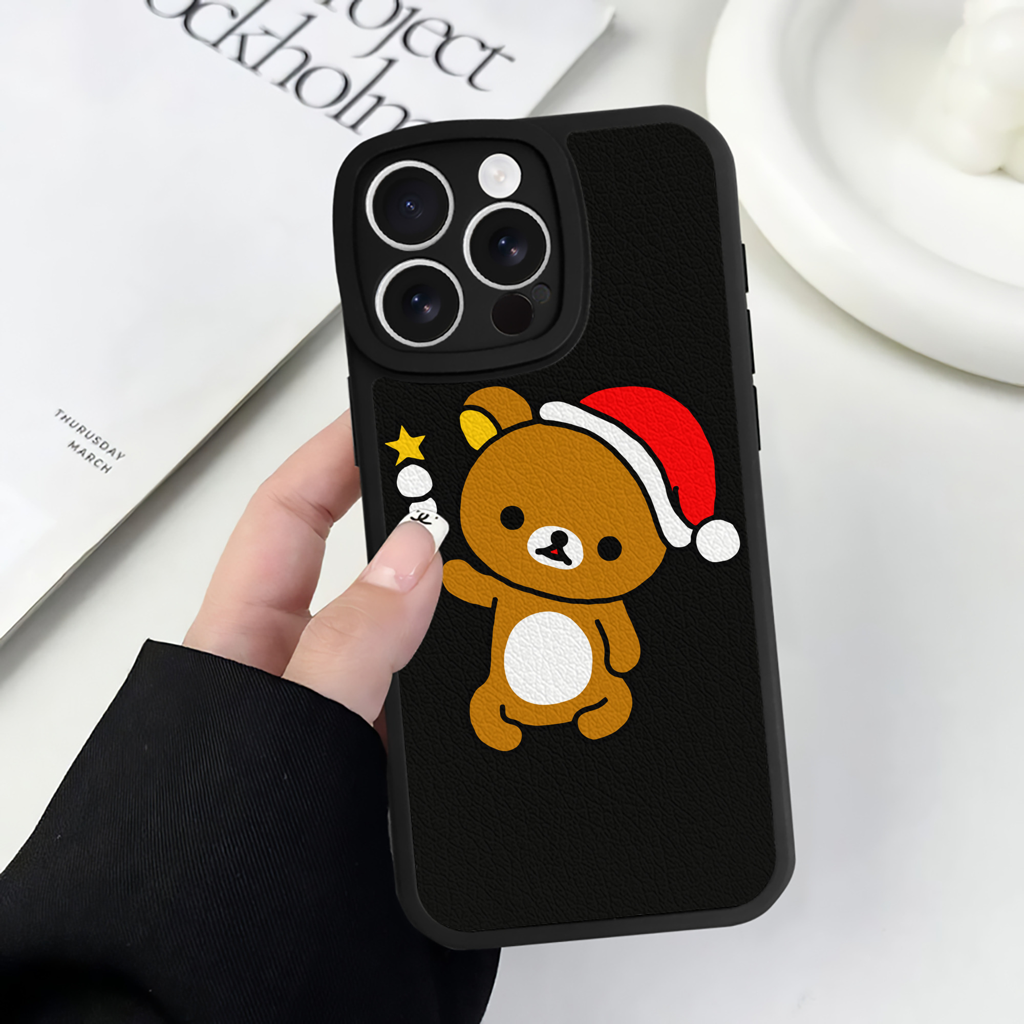 （画像用） リラックマ リラックマ キイロイトリ Rilakkuma Korilakkuma Kiiroitori 【iPhone 16シリーズ対応】シリコンスマホケース（レザー調） 材質：シリコン